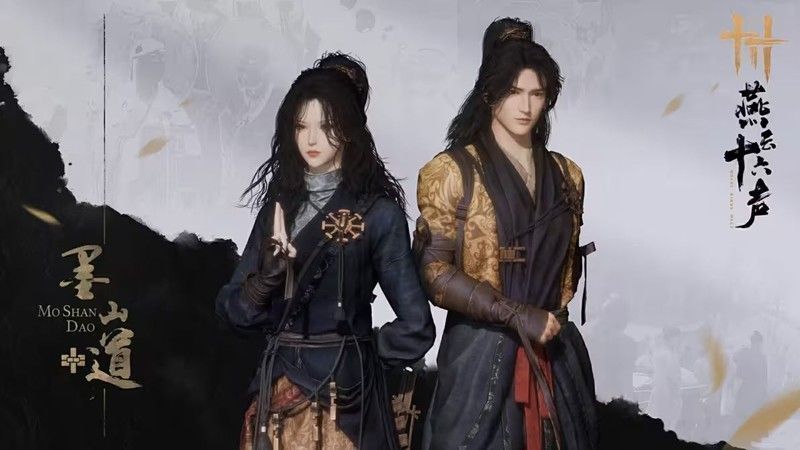 墨山道弟子正在研究机关图纸，桌上摆放着小型机关兽模型和刻刀工具，背景为木质工坊