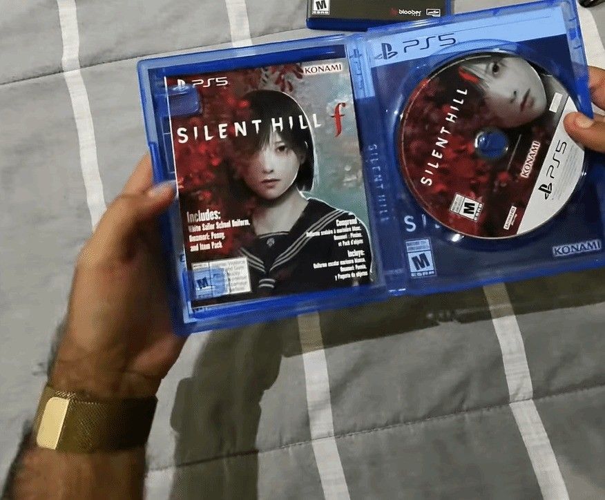 昏暗室内场景，墙上布满血迹符号，桌上散落着日记和老照片，充满悬疑氛围