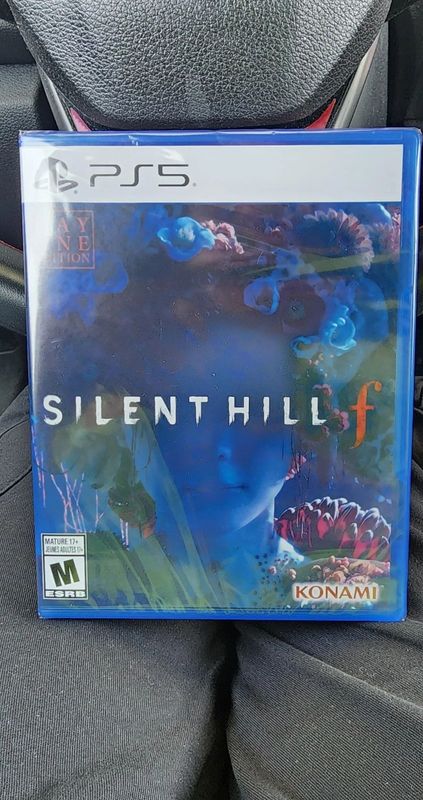 怪物概念图展示，形似人形但肢体扭曲，面部模糊，周身缠绕黑色触须