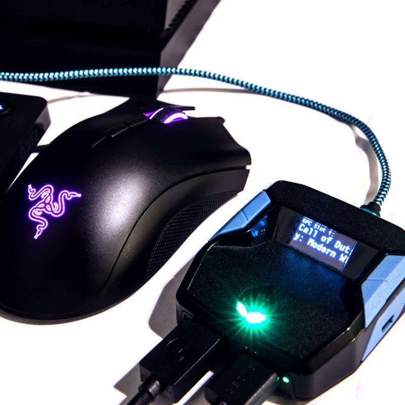 Cronus Zen设备实物图，黑色小型转换器连接着鼠标、键盘与手柄线缆