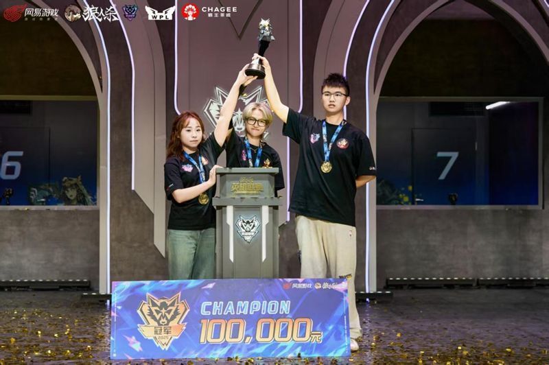 冠军门派‘初次拥抱’四位成员赛后合影，神情激动，手举冠军旗帜