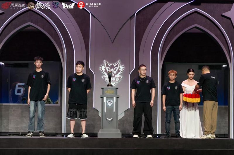 未央亭门派成员在赛后接受采访，神情坚定，背后大屏幕显示比赛复盘画面