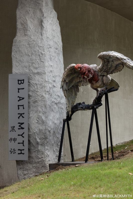 店铺外景展示，黑色主调门头配以金色《黑神话》LOGO，门前已有粉丝驻足拍照