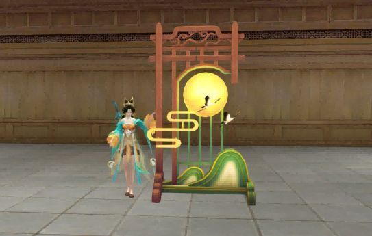 【皓月当空屏风】实物展示图，屏风绘有满月下的桂树与玉兔，放置在家园中散发淡淡光晕