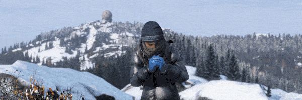 游戏角色身穿厚重冬装，在雪地中展示可穿戴装饰品，背景为搭建中的木屋营地