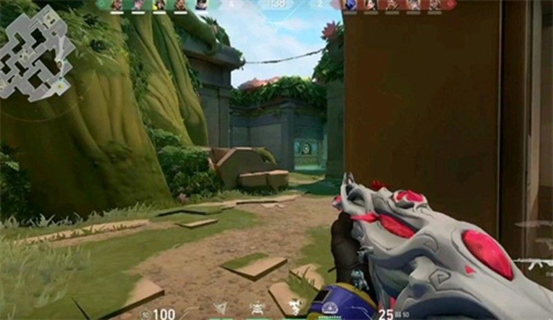 一名玩家坐在电脑前认真操作的画面，屏幕上显示无畏契约游戏界面，角色已完成选择并准备进入战斗