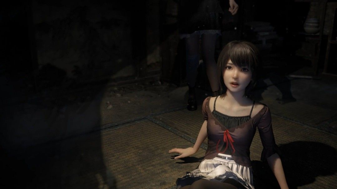 幽灵从镜中缓缓爬出的惊悚瞬间，特效逼真