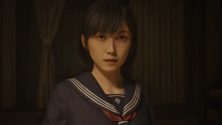 《寂静岭f》游戏场景展示昏暗街道与浓雾弥漫的城镇氛围，建筑细节清晰可见