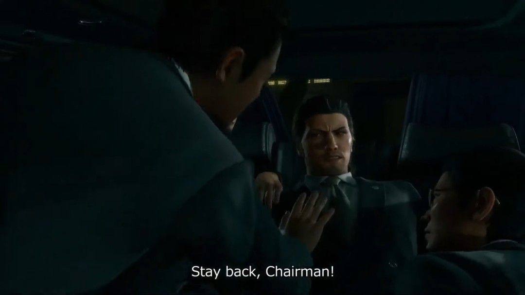 夜景街道全景，警车闪烁红蓝光，人群围观，暗示即将发生冲突