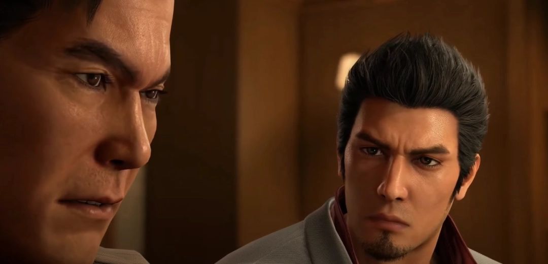 桐生一马在雨夜中行走，周围是昏黄路灯下的街道，氛围压抑而深沉