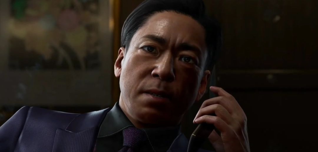 桐生在海边悬崖站立，背后是夕阳余晖，剪影极具感染力