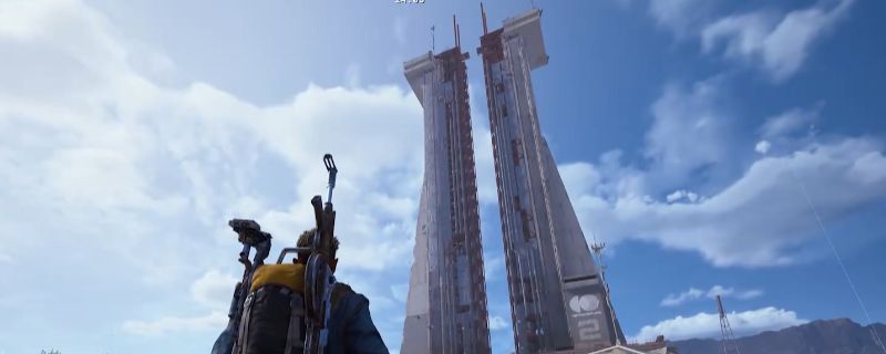 《ARC Raiders》游戏中玩家角色行走在太空港下方昏暗隧道内的场景，周围布满金属管道与警示标志，环境充满未来科技感