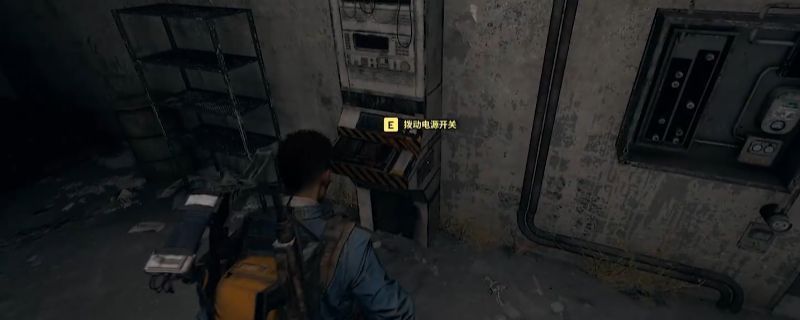 《ARC Raiders》大坝战场壁画屋内部场景，可见墙壁上的神秘图案与待激活的电源装置