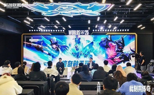 成都联盟议会厅现场全景，舞台灯光璀璨，观众席座无虚席，氛围热烈