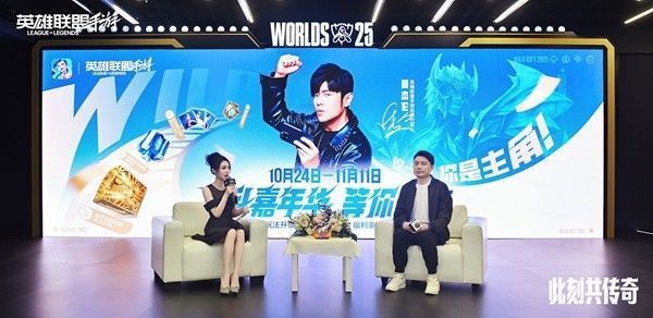 选手在户外赛事舞台上激烈对战，背景是古风建筑与巨型LED屏幕，观众热情欢呼