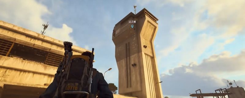 《ARC Raiders》游戏中玩家角色正在攀爬太空港控制塔A6的外部结构，背景为未来风格的太空站设施，灯光闪烁，充满科技感