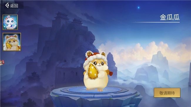 《千机阵》战斗界面升级对比图，新版UI布局更清晰，技能特效华丽炫目，卡牌释放时伴有动态光影与粒子效果