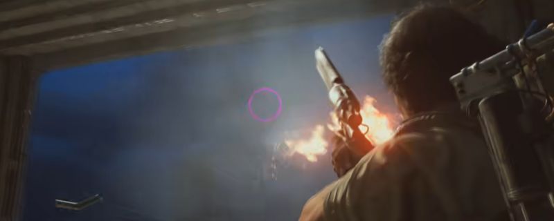 《ARC Raiders》游戏中火箭手在空中发射导弹的战斗场景，周围爆炸火光四起，凸显其强大攻击性