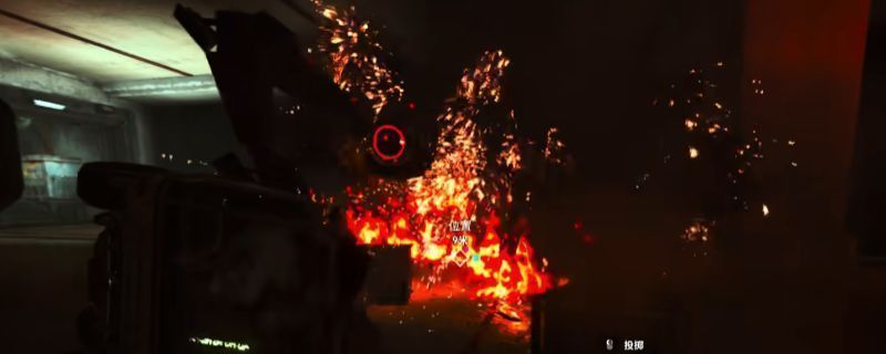 《ARC Raiders》游戏中跳跃者敌人在太空港左侧区域现身的场景，周围为金属结构建筑，敌人呈半蹲姿态准备跃起攻击