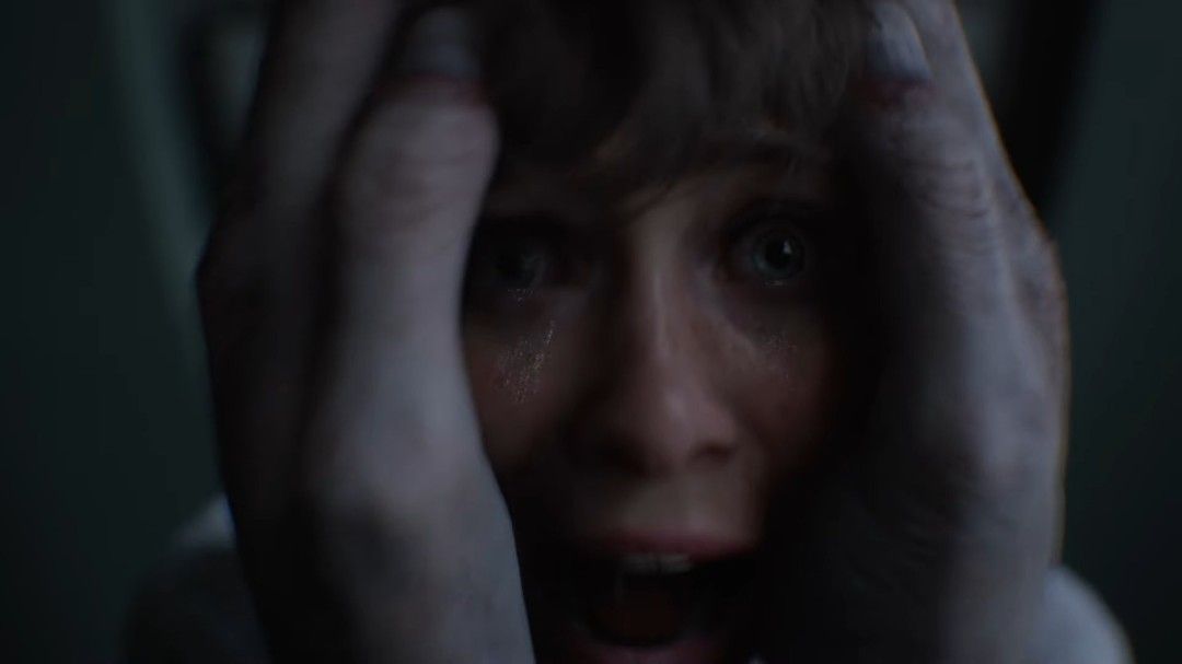 小岛秀夫站在麦克风前演讲的画面，神情专注充满信念