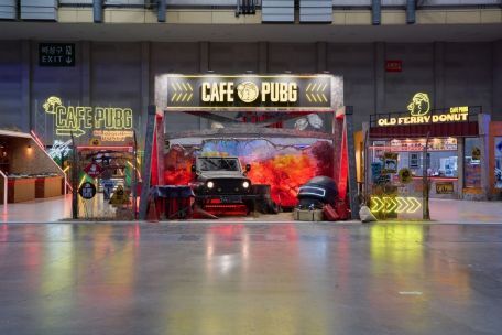 玩家正在试玩《幻兽帕鲁手游》，屏幕上显示激烈的帕鲁对战场景