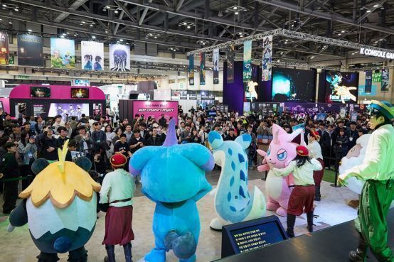 PUBG舞台正在进行‘理想型世界杯’对决，大屏幕显示选手激烈交火画面