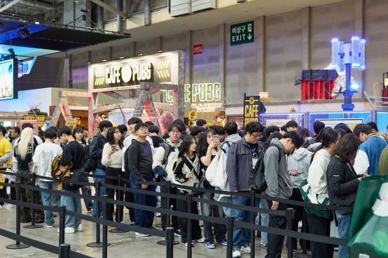 CAFÉ PUBG区域顾客络绎不绝，桌上摆放着印有PUBG标志的限定甜甜圈和饮料