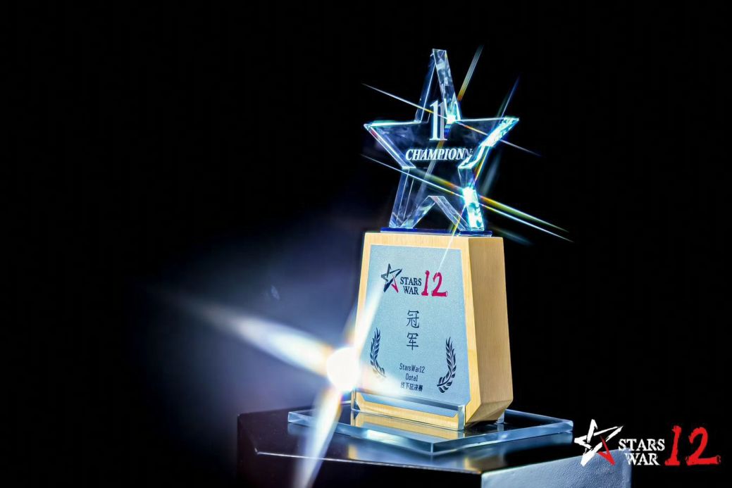 颁奖仪式上富士山下队员高举冠军奖杯，全场掌声雷动