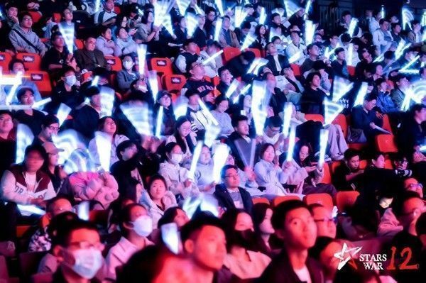 职业选手专注比赛中的特写镜头，键盘鼠标操作迅速，屏幕上演绎复杂团战