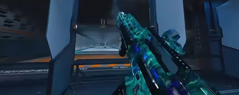 《使命召唤：黑色行动7》游戏中展示多把已完成迷彩升级的武器排列画面，枪械表面覆盖着炫酷的金属与碳纤维纹理，背景为战场硝烟弥漫的作战基地