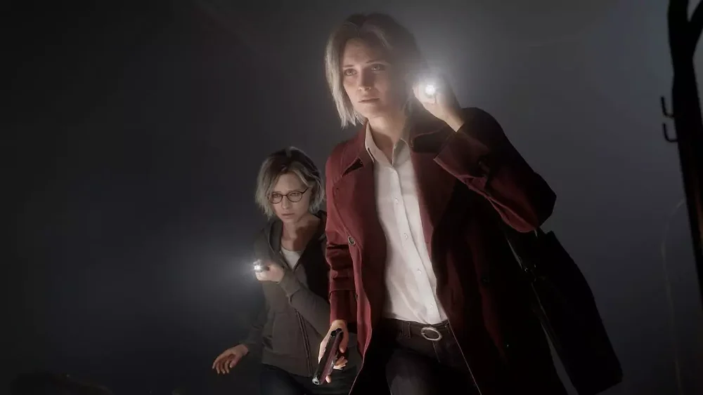 游戏内角色设定图展示，女性主角格蕾丝身穿破损风衣，神情坚毅地握着手枪