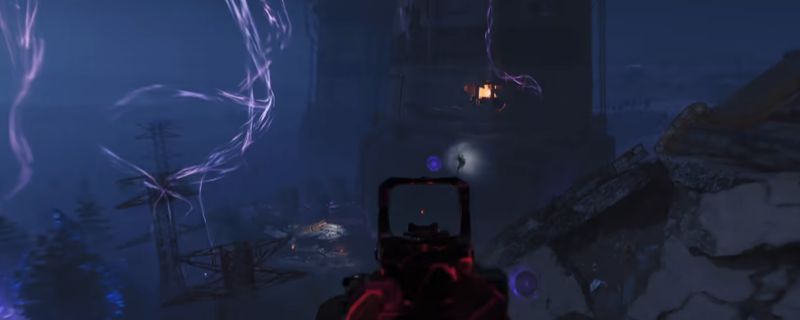 《使命召唤：黑色行动7》中玩家在诅咒模式下飞跃农场上空，瞄准漂浮的紫色靶标，背景为古老塔楼雅努斯塔