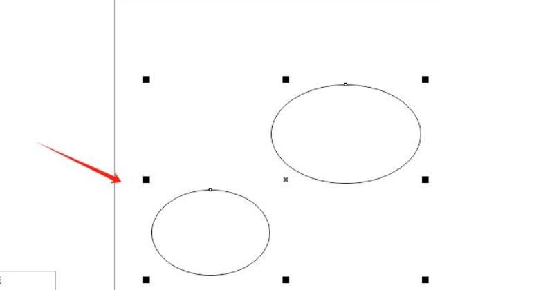 使用混合工具从圆形拖动到矩形，生成中间过渡图形的过程演示图