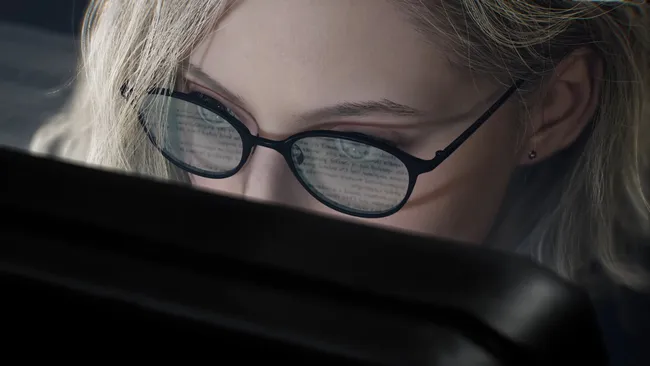 《生化危机9：安魂曲》宣传画面展示阴暗走廊与神秘敌人轮廓，营造压抑恐怖氛围