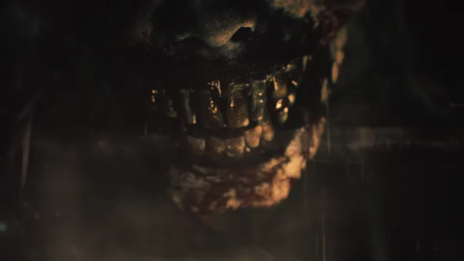 试玩片段截图显示主角在昏暗房间内躲避未知怪物，屏幕边缘浮现诡异影子增加心理压迫