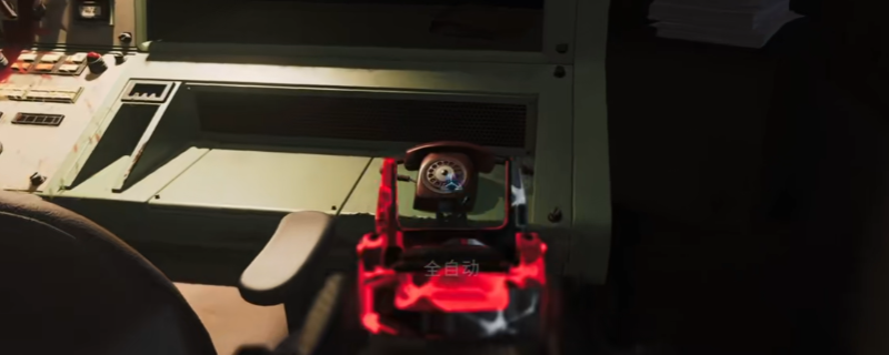 游戏中灰木镇迷雾区域的老式电话机特写，周围弥漫浓雾，红色电话灯闪烁，铃声回荡营造恐怖氛围