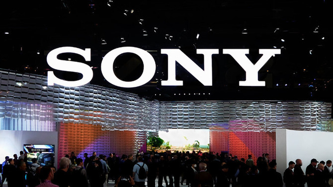 索尼集团办公场景示意图，员工正在使用搭载AI系统的终端设备进行多屏协同工作