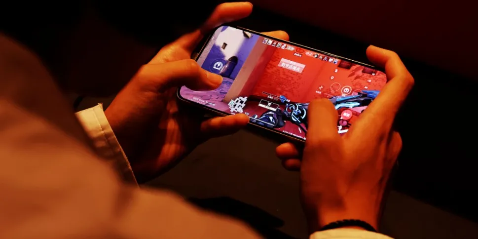 玩家在手游中进行高强度对战画面，角色快速移动并完成精准爆头击杀