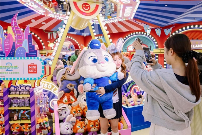 店内中庭视野开阔，螺旋楼梯连接各楼层，四周布满色彩缤纷的IP主题货架与灯光装饰