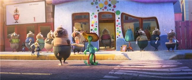 店内《疯狂动物城2》主题展区实景，陈列着朱迪、尼克等角色的限量手办与联名商品，旁边有Coser与游客合影