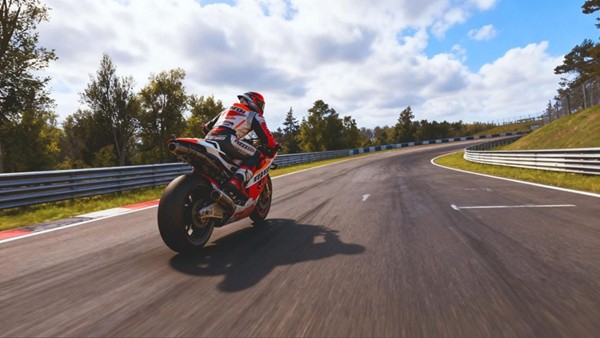 纽伯格林赛道航拍视角，蜿蜒山路间赛车如银色闪电穿梭其中