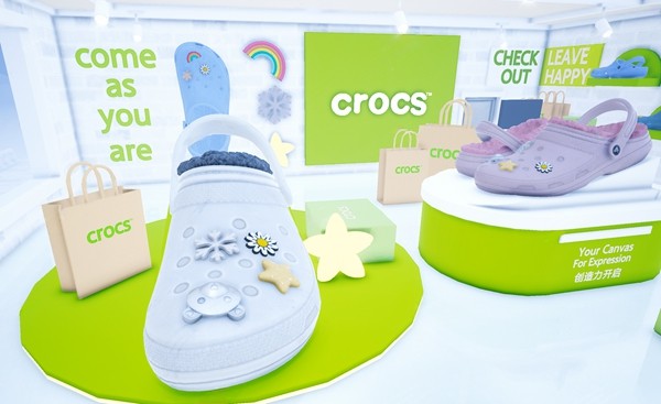 一列以洞洞鞋为车厢设计的小火车行驶在冰雪轨道上，车头戴着圣诞帽，氛围感十足