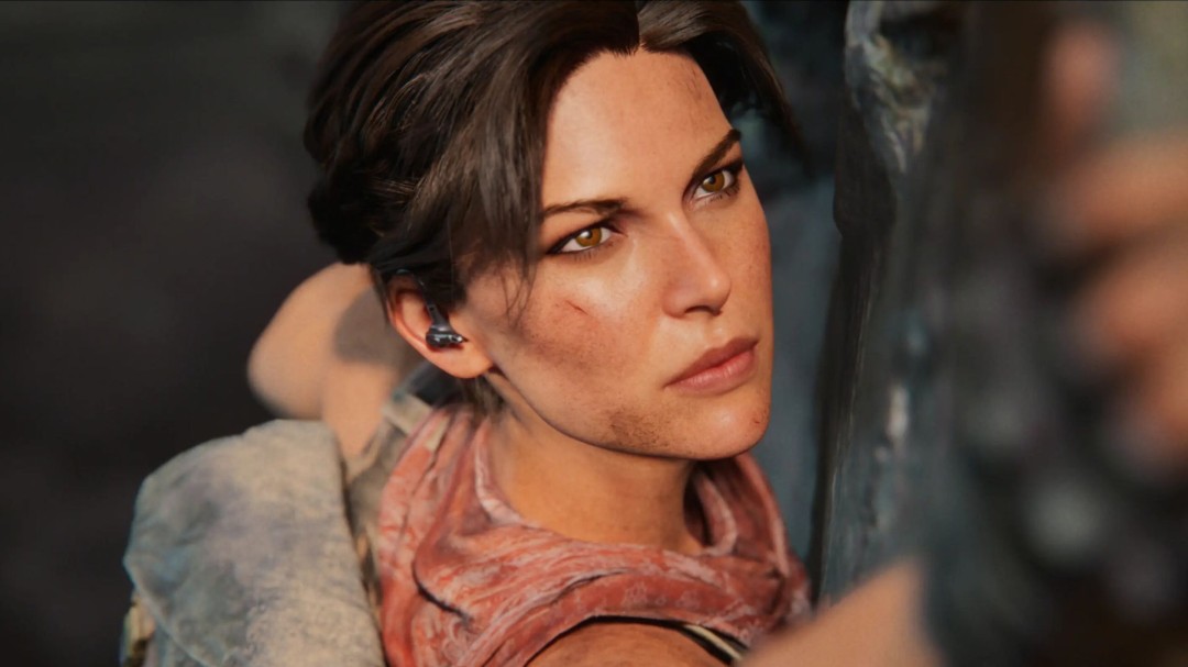 游戏实机画面展示，劳拉在丛林废墟中攀爬石柱，周围环绕着藤蔓与古老浮雕