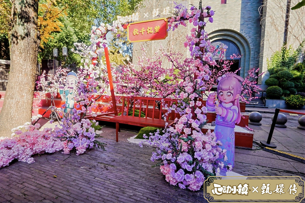 活动现场布置成古风庭院风格，玩家们在仿制御花园布景前拍照打卡，身边有NPC角色巡游互动