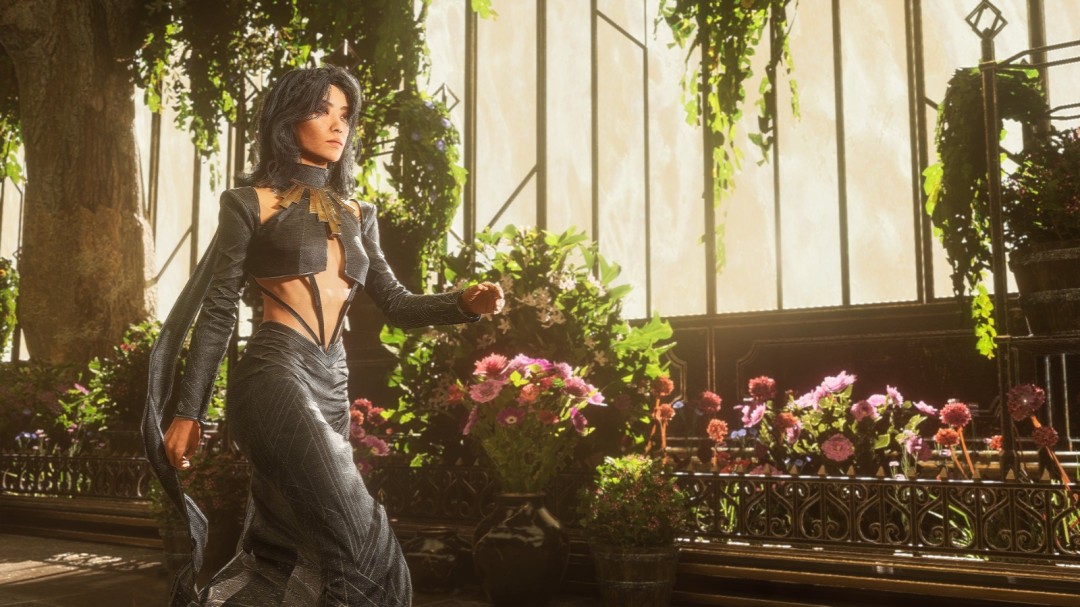 角色背对镜头展示Chic礼服背面，美背裸露设计尽显性感魅力