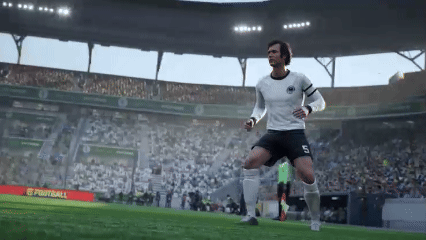 贝肯鲍尔中场拿球转身摆脱，轻松写意