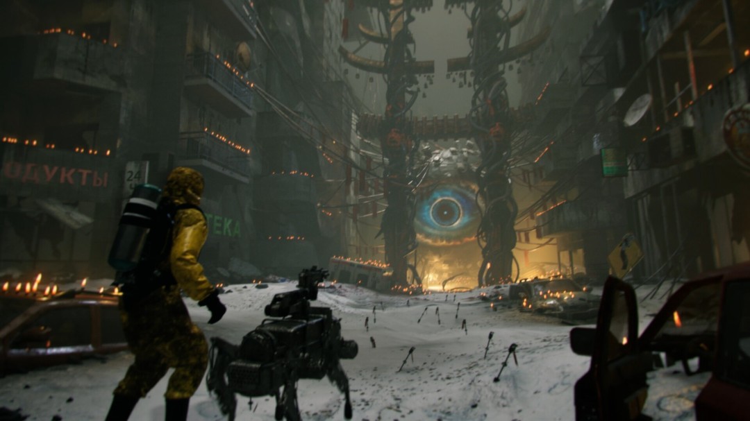 一名机械生物跪拜在一个由废弃车辆堆砌而成的祭坛前，背景燃烧着火焰，充满宗教仪式感