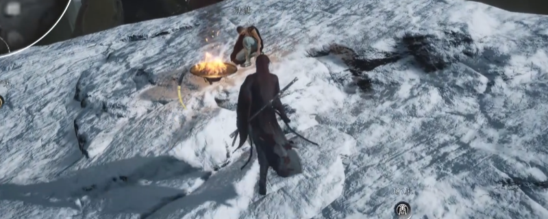 《燕云十六声》中角色站在天水集废墟场景，画面视角朝右上方高台显示一名模糊人影伫立于残破屋檐上，周围环境荒凉带有沙尘效果