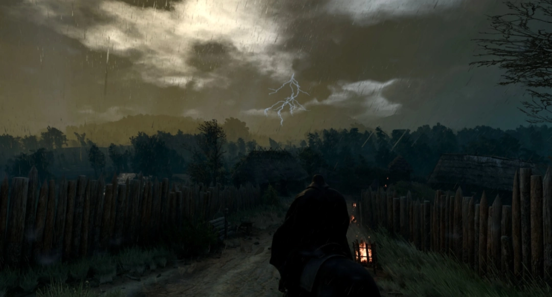 特写镜头展示单个雨滴撞击树叶表面瞬间的物理形变与光线折射细节