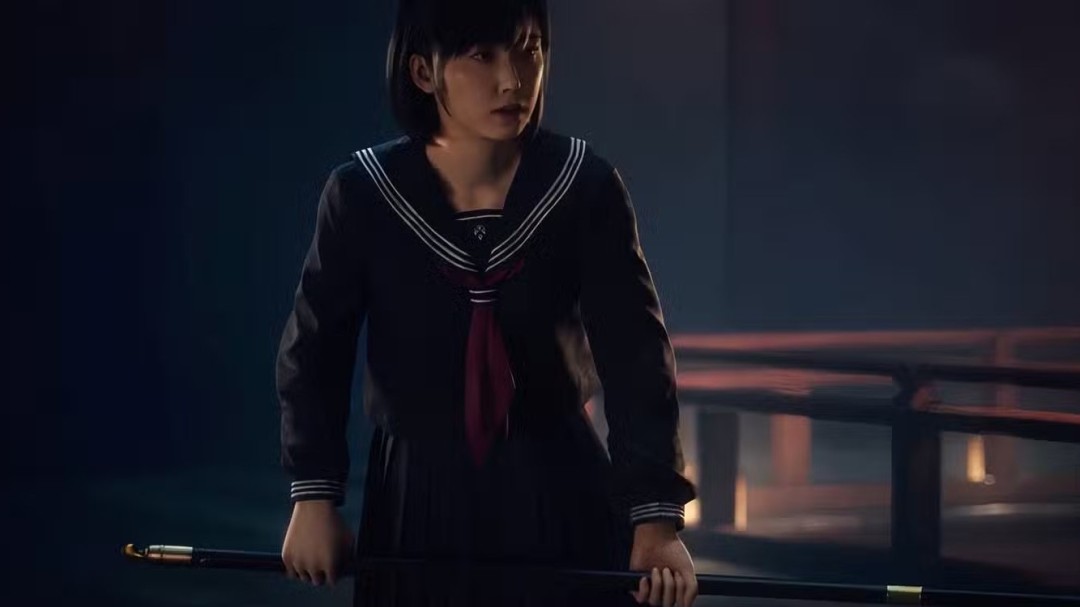加藤小夏身穿《寂静岭f》主题联名服饰亮相活动，造型冷峻神秘，背景展示游戏LOGO与艺术海报